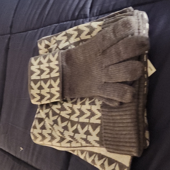 Michael Kors hat,gloves,and scarf set. - Picture 1 of 9